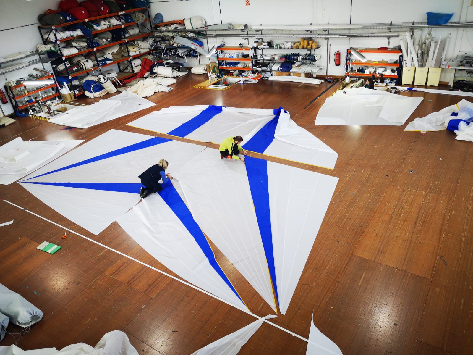 Costura a máquina de una vela en el taller de Elite Sails